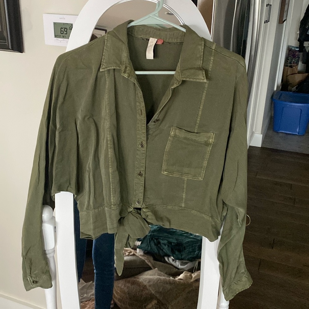 PILCRO olive green button-down tie-front blouse. Women size M.